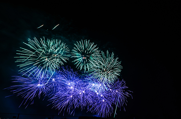 포토 JPG 해외이미지 백그라운드 하늘 불 새로움 기념 폭죽 사람없음 빨간색 파티 검은색 흰색 축하 업무 야간 폭발 파열 해외202004 해외포토 자연요소 컬러 컨셉 이벤트 작업 파일형식 이미지허브