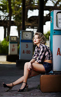 포토 JPG 해외이미지 백인 모델 라이프스타일 응시 여자 유럽 산업 여행 포즈 셔츠 반바지 한명 사람 앉기 야외 여름 경제 금발 유행 환경 여행가방 흰색 청바지 화려 기다림 역 휘발유 석유 탱크 연료 가스 펌프 디젤 위기 스타일 해외202004 해외포토 서양인 1 헤어스타일 시선 계절 나라 컬러 컨셉 상의 가방 바지 교통시설 모션 생활 파일형식 이미지허브