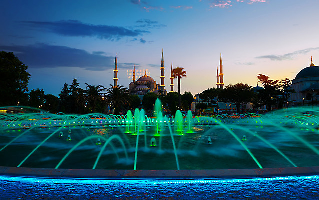 포토 JPG 해외이미지 나무 외관 유럽 아시아 종교 문화 여행 건축양식 하늘 조명 이스탄불 사람없음 야외 건물 물 여름 파란색 빛 도시풍경 탑 황혼 일몰 도시 영혼 중앙 야간 이슬람교 분수 모스크 장면 동쪽 칠면조 빛망울 바실리카 비잔틴 옛날 제국 스타일 해외202004 해외포토 자연요소 식물 건축물 계절 건축 나라 컬러 조류 풍경 노을 방향 파일형식 튀르키예 이미지허브