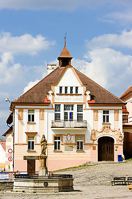 포토 JPG 해외이미지 외관 유럽 고건축 건축양식 주택 사람없음 야외 건물 사각형 도시 역사 분수 시력 정사각형 체코 타운 시청 보헤미아 옛날 해외202004 해외포토 도형 건축물 건축 나라 파일형식 이미지허브