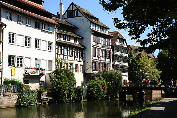 포토 JPG 해외이미지 나무 전통 유럽 벽 여행 건축양식 휴가 주택 풍경 사람없음 건물 목재 물 여름 파란색 태양 반사 여행객 평화 침묵 고요 산책로 프랑스 역사 그림 수로 운하 타운 프랑스어 옛날 스트라스부르 해외202004 해외포토 자연요소 식물 문자 건축물 계절 건축 나라 길 컬러 컨셉 재료 사람 소리 도시 파일형식 이미지허브