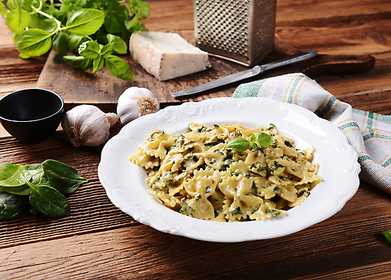 포토 JPG 해외이미지 전통 접시 음식 백그라운드 잎 채소 탁자 치즈 파스타 스파게티 요리 사람없음 파란색 주방 계란 식사 저녁식사 이탈리아 신선 면 맛 냅킨 시금치 바질 블루치즈 채식주의자 파르팔레 탈리아텔레 해외202004 해외포토 식물 식기 유럽 컬러 가구 컨셉 유제품 서양음식 알 채식 파스타면 파일형식 이미지허브