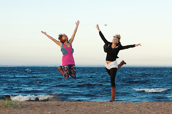 포토 JPG 해외이미지 행복 모래 바다 신발 2 반바지 조류 미소 웃음 두명 점프 기쁨 가을 만 빨간머리 창백 해외202004 해외포토 동물 헤어스타일 계절 감정 바지 모션 표정 사람 파일형식 이미지허브