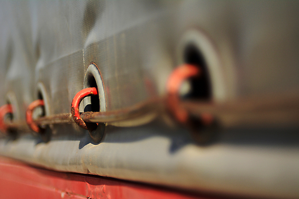 포토 JPG 해외이미지 산업 육상교통 비즈니스 교통시설 사람없음 옆모습 빨간색 장비 회색 트럭 바퀴 큼 보안 일렬 물류 카피스페이스 해외202004 해외포토 교통수단 뷰포인트 컬러 교통 자동차 안전 공백 크기 시설 파일형식 이미지허브