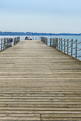 포토 JPG 해외이미지 여자 바다 자연 하늘 모바일 휴가 휴식 사람 앉기 사람없음 목재 물 스마트폰 태양 항구 침묵 명상 해외202004 해외포토 자연요소 나무 컨셉 재료 교통시설 모션 핸드폰 스마트기기 소리 생태계 파일형식 이미지허브