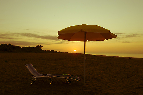 포토 JPG 해외이미지 배너 모래 파도 바다 여행 의자 우산 하늘 휴가 휴식 사람없음 여름 태양 일출 맑음 수영 일몰 이탈리아 꿈 만 휴게실 고독 파라다이스 해외202004 해외포토 자연요소 계절 감정 유럽 가구 컨셉 날씨 노을 수상스포츠 파일형식 이미지허브