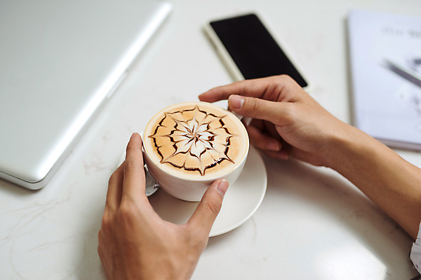 포토 JPG 해외이미지 손 커피 티타임 실내 신체부위 잡기 커피잔 라떼 라떼아트 해외202004 해외포토 음료 모션 휴식 잔 사람 내부 그림 파일형식 이미지허브