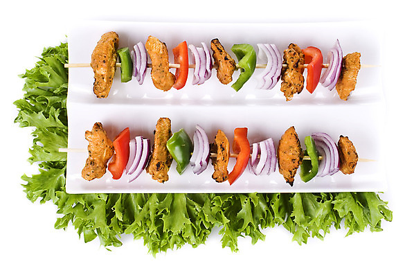 포토 JPG 해외이미지 접시 음식 빵 잎 채소 고추 양파 건강 육류 요리 사람없음 초록색 식사 저녁식사 치킨 샐러드 흰색 신선 막대기 꼬치 그릴 상추 먹기 점심식사 고립 케밥 해외202004 해외포토 식물 식기 컬러 식재료 모션 주방용품 닭고기요리 파일형식 이미지허브