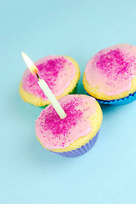 포토 JPG 해외이미지 음식 사탕 사람없음 컵 파티 케이크 얼음 축하 생일 달콤 작음 컵케이크 해외202004 해외포토 자연요소 식기 기념일 컨셉 디저트 이벤트 맛 크기 파일형식 이미지허브