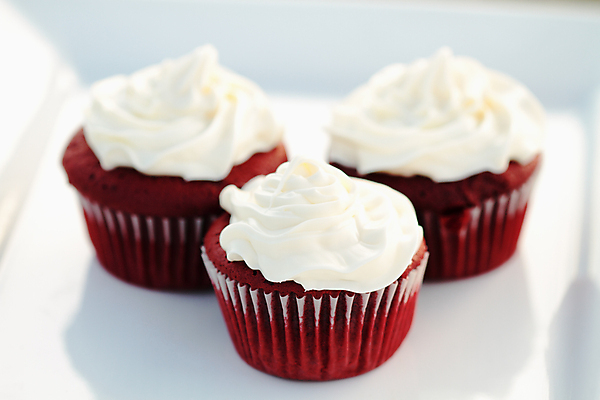 포토 JPG 해외이미지 실내 사람없음 세개 컵케이크 흰배경 해외202004 레드벨벳 해외포토 백그라운드 디저트 3 내부 케이크 흰색 파일형식 이미지허브