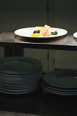 포토 JPG 해외이미지 그릇 음식 피자 요리 사람없음 주방 식당 식사 저녁식사 치킨 뜨거움 웨이트리스 웨이터 직원 서비스 상업 만들기 서빙 통과 점심식사 음식준비 해외202004 해외포토 직업 식기 모션 패스트푸드 서양음식 상점 종업원 준비 닭고기요리 파일형식 이미지허브