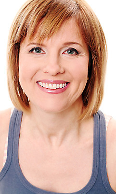 포토 JPG 해외이미지 백인 모델 1 라이프스타일 응시 여자 행복 감정 얼굴 백그라운드 성공 한명 서기 미소 사람 성인 금발 머리 기쁨 에너지 흰색 표현 자신감 내추럴 고립 해외202004 해외포토 서양인 헤어스타일 시선 컬러 컨셉 모션 표정 생활 신체부위 파일형식 이미지허브