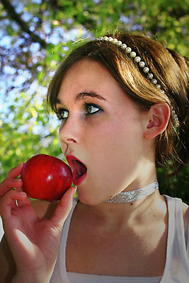 포토 JPG 해외이미지 모델 라이프스타일 응시 시선 여자 종교 얼굴 음식 포즈 다이어트 과일 손가락 건강 한명 사람 청년 옆모습 10대 빨간색 머리 정원 신선 잡기 입 도덕 선택 사과 유혹 내추럴 점심식사 결백 천진난만 해외202004 해외포토 1 손 뷰포인트 컬러 컨셉 모션 청소년 성인 생활 신체부위 식사 파일형식 이미지허브