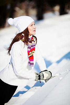 포토 JPG 해외이미지 나무 백인 모델 라이프스타일 여자 행복 얼굴 백그라운드 컨셉 크리스마스 겨울 자연 휴가 새로움 관리 한명 미소 사람 성인 야외 10대 파란색 청춘 유행 기쁨 추위 흰색 숲 시원함 연도 폭설 해외202004 해외포토 서양인 식물 1 계절 기념일 감정 컬러 청소년 눈_날씨 표정 생활 신체부위 자연재해 생태계 파일형식 이미지허브