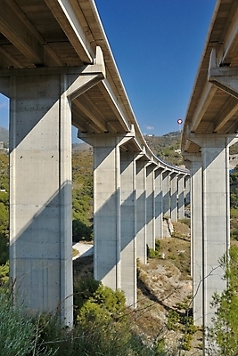 포토 JPG 해외이미지 라이프스타일 도로 여행 컨셉 교통시설 자동차 추상 산 거리 이벤트 사람없음 파란색 검은색 힘 레이싱 기둥 최고 원형 고속도로 스페인 승차 소프트포커스 연결 위험 속도 타이어 짐차 구름다리 안달루시아 해외202004 해외포토 도형 건축 유럽 길 육상교통 컬러 교통 무늬 모션 촬영기법 시합 생활 다리_건축물 시설 파일형식 이미지허브