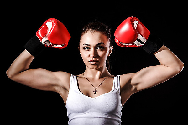 포토 JPG 해외이미지 백인 여자 유럽 스포츠 장갑 백그라운드 셔츠 신체 근육 건강 한명 성인 빨간색 상자 검은색 힘 흰색 조끼 보호 위험 보디빌딩 보디빌더 위협 싸움 근육질 쇼 건축업자 엮은 운동가 킥복싱 해외202004 해외포토 서양인 1 잡화 건축 나라 컬러 컨셉 상의 모션 사람 헬스 권투 외투 몸매 파일형식 이미지허브