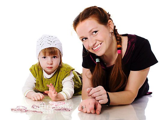 포토 JPG 해외이미지 백인 1 응시 시선 딸 어린이 2 목걸이 통신 가족 놀이 엄마 친절 함께함 미소 웃음 사람 두명 빨간색 컬러풀 흰색 자녀 가리킴 아기 연도 호기심 흥분 빨간머리 노려봄 고립 관심 돌봄 해외202004 해외포토 서양인 헤어스타일 감정 컬러 컨셉 장신구 관계 모션 표정 손짓 파일형식 이미지허브