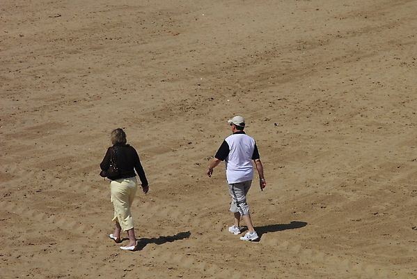 포토 JPG 해외이미지 커플 여자 남자 모래 2 함께함 사람 성인 해변 사람없음 야외 걷기 산책 해외202004 해외포토 바다 컨셉 관계 모션 휴식 파일형식 이미지허브