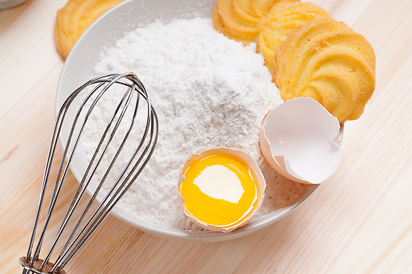 포토 JPG 해외이미지 그릇 사람없음 쿠키 계란 준비 밀가루 제빵 거품기 나무배경 해외202004 해외포토 식기 백그라운드 주방용품 디저트 제과제빵 알 가루 파일형식 이미지허브