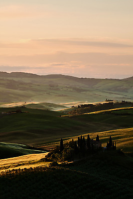 포토 JPG 해외이미지 나무 유럽 여행 밭 농업 자연 아침 휴가 파노라마 풍경 사람없음 야외 세로 농가 일출 봄 이탈리아 시골 언덕 시에나 토스카나 해외202004 해외포토 주간 식물 계절 나라 산업 촬영기법 농장 노을 생태계 파일형식 이미지허브