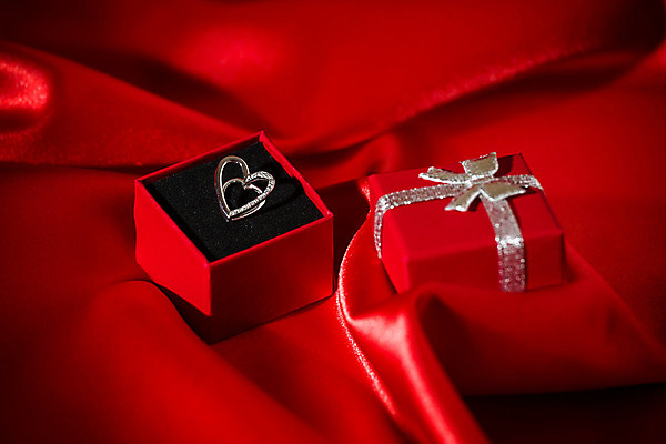 포토 JPG 해외이미지 기념일 관계 불꽃 발렌타인데이 선물 사랑 사람없음 가로 빨간색 선물상자 금속 바위 하트 인사 우아함 은색 보석 심볼 오브젝트 기회 다이아몬드 파운드 팬던트 해외202004 해외포토 모양 감정 컬러 컨셉 돈 데이이벤트 재질 불 이벤트 상자 돌_바위 예절 광석 파일형식 이미지허브