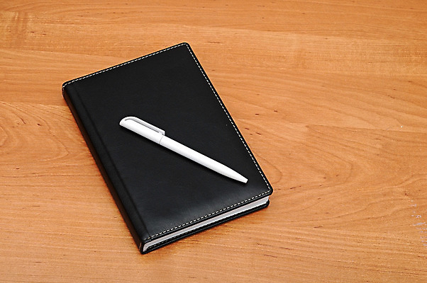 포토 JPG 해외이미지 종이 백그라운드 비즈니스 탁자 표면 문구용품 사람없음 목재 책 사무실 펜 갈색 다이어리 쪽지 공책 줄무늬 덮개 기록 메시지 닫기 잡지 가죽 편지 책상 오브젝트 질감 정사각형 심플 페이지 패드 북마크 편지쓰기 목차 카피스페이스 해외202004 해외포토 도형 나무 컬러 가구 무늬 재료 모션 간행물 필기구 사무용품 공백 뚜껑 파일형식 이미지허브