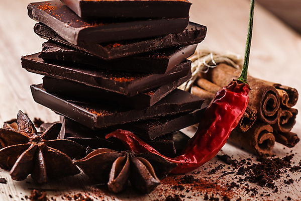 포토 JPG 해외이미지 건조 실내 사람없음 쌓기 초콜릿 향신료 홍고추 시나몬스틱 나무배경 해외202004 팔각회향 해외포토 백그라운드 모션 고추 디저트 내부 시나몬 향미료 파일형식 이미지허브