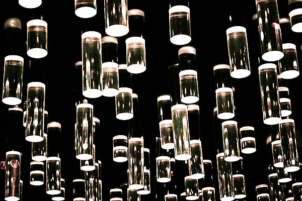 포토 JPG 해외이미지 모양 디자인 백그라운드 전구 부분 유리 추상 전등 주택 실내 매달리기 사람없음 내부 장식 파란색 빛 반짝임 방 램프 원형 화려 재산 고급 우아함 코드 크리스탈 묘사 보케 샹들리에 다이아몬드 철사 엘리먼트 여의주 스타일 해외202004 해외포토 도형 컬러 컨셉 무늬 모션 재질 조명 건물 금융 광석 보석 파일형식 이미지허브