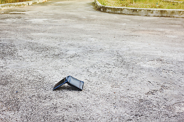 포토 JPG 해외이미지 도로 컨셉 돈 바닥 사람없음 검은색 가을 지갑 떨어짐 주머니 방법 해외202004 해외포토 계절 길 컬러 교통시설 재산 파일형식 이미지허브