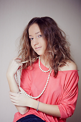 포토 JPG 해외이미지 백인 모델 1 여자 얼굴 포즈 한명 사람 성인 가로 유행 카메라 표현 화려 우아함 어깨 스타일 유일 해외202004 해외포토 서양인 컨셉 신체부위 전자제품 파일형식 이미지허브