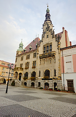 포토 JPG 해외이미지 유럽 시계 건축양식 지붕 거리 굴뚝 사람없음 건물 탑 등불 도시 보행로 타일 묘사 첨탑 시청 폴란드 해외202004 해외포토 건축물 건축 나라 길 조명 관공서 파일형식 이미지허브