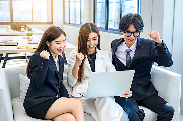 포토 JPG 해외이미지 백인 직업 1 남자 행복 안경 비즈니스 사업가 탁자 성공 휴식 노동자 아이디어 직장 사람 앉기 정장 성인 세명 30대 노트북 컴퓨터 사무실 공책 흰색 업무 비즈니스맨 자신감 전화기 책상 경영자 결제 비전 멀티미디어 경영 비명 승자 해외202004 해외포토 서양인 잡화 옷 감정 컬러 가구 컨셉 회사 모션 문구용품 장년 전자제품 작업 직장인 리더 파일형식 이미지허브