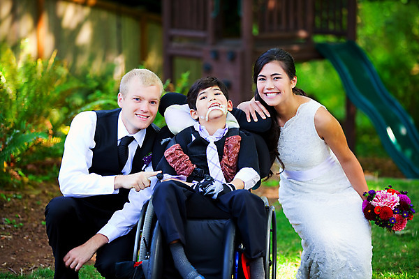 포토 JPG 해외이미지 백인 드레스 행복 꽃다발 결혼 가족 결혼식 함께함 사랑 미소 앉기 동양인 야외 세명 흰색 가운 장애인 휠체어 다인종 언니 장애 남동생 정중 혼혈 해외202004 해외포토 서양인 옷 꽃 감정 컬러 컨셉 관계 모션 표정 사람 인종 이벤트 자매 다문화 동생 파일형식 이미지허브