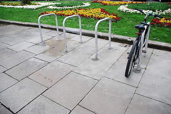 포토 JPG 해외이미지 식물 공원 꽃 스포츠 교통시설 자연 영국 잉글랜드 거리 사람없음 야외 초록색 컬러풀 환경 금속 정원 자전거 도시 바퀴 주름 보행로 은색 승차 주차 순환 잠금 타이어 타운 일반 바이킹 생태학 신발장 줄서기 해외202004 해외포토 공공시설 교육 유럽 길 컬러 교통 모션 재질 바이크 시설 생태계 보안 파일형식 이미지허브