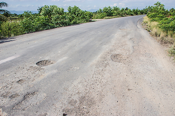 포토 JPG 해외이미지 도로 길 포장 건축양식 교통시설 표면 거리 사람없음 손상 회색 바위 구멍 고속도로 보행로 균열 수리 위험 아스팔트 사건 묘사 먼지 나쁜 건축업자 깨짐 돌봄 땅바닥 방법 옛날 해외202004 해외포토 건축 컬러 교통 컨셉 모션 바닥 돌_바위 시설 파일형식 이미지허브