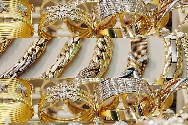 포토 JPG 해외이미지 목걸이 사람없음 빛 귀걸이 반지 재산 황금 고급 우아함 보석 수집 흰배경 보물 해외202004 해외포토 백그라운드 컨셉 장신구 금융 흰색 광석 파일형식 이미지허브