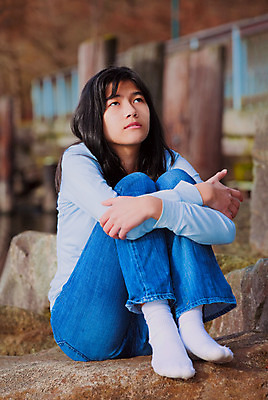 포토 JPG 해외이미지 긴머리 응시 여자 호수 여유 생각 태국 자연 피곤 한명 앉기 동양인 야외 10대 물 파란색 갈색 맑음 침묵 봄 슬픔 분노 가을 청바지 날씬함 무릎 얇은 혼자 혼혈 해외202004 해외포토 자연요소 1 헤어스타일 시선 계절 감정 아시아 컬러 컨셉 바지 모션 청소년 날씨 사람 인종 신체부위 소리 몸매 생태계 다문화 파일형식 이미지허브