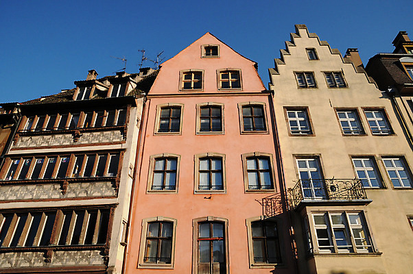 포토 JPG 해외이미지 건축양식 주택 사람없음 건물 관광지 프랑스 역사 재산 타운 옛날 스트라스부르 해외202004 해외포토 건축물 건축 유럽 여행 금융 도시 파일형식 이미지허브