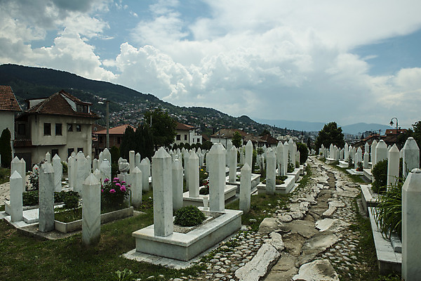 포토 JPG 해외이미지 구름 유럽 종교 여행 겨울 건축양식 하늘 산 풍경 사람없음 파란색 빛 도시풍경 황혼 슬픔 바위 흰색 죽음 무덤 도시 이슬람교 묘사 언덕 모스크 전쟁 타운 기념물 동쪽 발칸반도 보스니아 옛날 해외202004 해외포토 자연요소 계절 건축 감정 나라 컬러 일몰 돌_바위 방향 파일형식 이미지허브