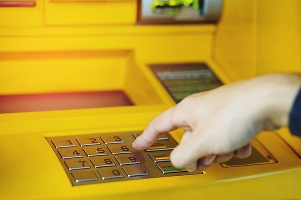 포토 JPG 해외이미지 손 산업 돈 비즈니스 열쇠 안전 사람없음 금융 경제 컴퓨터 숫자 노란색 달러 자료 기계 신용카드 암호 보호 입장 시작 보안 전자 방패 패드 ATM 계좌 인출 자동 키패드 해외202004 해외포토 문자 컬러 컨셉 신체부위 전자제품 재산 파일형식 이미지허브