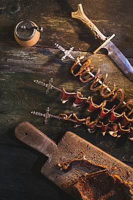 포토 JPG 해외이미지 전통 종이 음식 조각 백그라운드 탁자 불 건조 육류 돼지고기 요리 사람없음 목재 빨간색 빛 식사 저녁식사 이탈리아 추위 흰색 시골 소시지 칼 맛 자르기 슬라이스 훈제 살라미 식품점 치유 해외202004 해외포토 자연요소 나무 유럽 컬러 가구 컨셉 식재료 재료 모션 상점 가공식품 파일형식 이미지허브