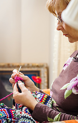 포토 JPG 해외이미지 백인 1 옷 여자 할머니 패턴 부분 공 손가락 엄마 휴식 주택 관리 미술 한명 사람 앉기 성인 취미 수확 직물 면 업무 뜨개질 실 바느질 은퇴 스웨터 양모 옛날 퀼트 핸드메이드 해외202004 해외포토 서양인 손 노년 컨셉 상의 무늬 농업 가족 모션 문화예술 건물 작업 파일형식 이미지허브