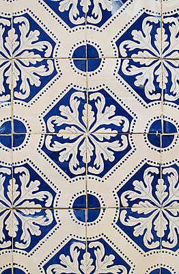 포토 JPG 해외이미지 전통 디자인 백그라운드 패턴 추상 미술 사람없음 장식 빨간색 초록색 파란색 컬러풀 페인트 손상 수확 업무 판넬 도자기 역사 혼합 포르투갈 타일 묘사 질감 복고 정사각형 모자이크 수공예 리스본 섞기 옛날 중고 규칙적 해외202004 해외포토 도형 유럽 컬러 컨셉 무늬 농업 문화예술 작업 공예 파일형식 이미지허브