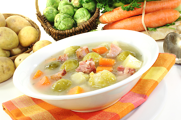 포토 JPG 해외이미지 접시 채소 감자 파슬리 육류 사람없음 저녁식사 당근 수프 양배추 베이컨 점심식사 해외202004 해외포토 식기 식재료 뿌리채소 돼지고기 식사 파일형식 이미지허브