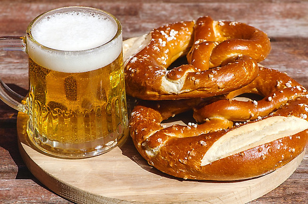 포토 JPG 해외이미지 맥주 실내 사람없음 맥주잔 나무받침 브레첼 나무배경 해외202004 해외포토 백그라운드 술잔 디저트 주류 내부 목재 받침대 파일형식 이미지허브