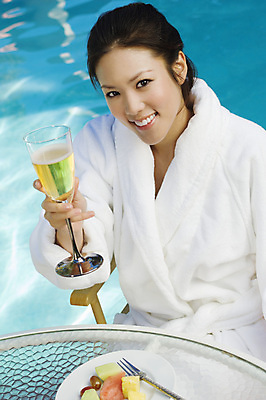 포토 JPG 해외이미지 주간 접시 응시 여자 포크 과일 수영장 한명 들기 상반신 성인 야외 앞모습 목욕가운 샴페인 샴페인잔 성인여자한명만 해외202004 해외포토 자연요소 1 식기 시선 뷰포인트 술잔 모션 주류 사람 가운 여자한명만 성인여자만 파일형식 이미지허브
