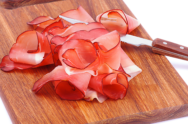 포토 JPG 해외이미지 음식 분홍색 조각 부분 도마 육류 돼지고기 사람없음 목재 빨간색 갈색 식사 흰색 맛 배열 햄 흙더미 편육 해외202004 해외포토 나무 컬러 컨셉 식재료 재료 주방용품 흙 파일형식 더미 이미지허브