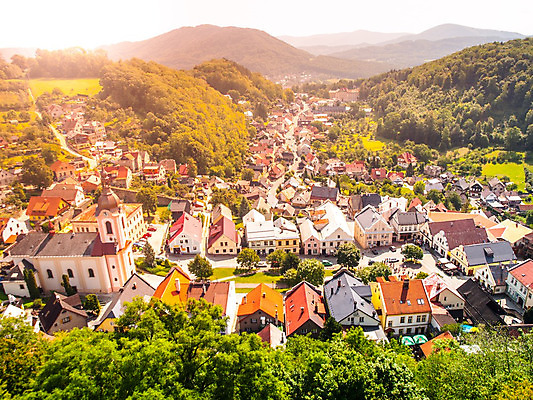 포토 JPG 해외이미지 나무 구름 전통 응시 유럽 포스터 자연 하늘 지붕 산 주택 안테나 풍경 사람없음 건물 초록색 태양 교회 평화 마을 계곡 도시 신용카드 중세 역사 숲 작음 언덕 만족 정사각형 엽서 체코 타운 내추럴 모라비아 해외202004 해외포토 자연요소 도형 식물 건축물 시선 감정 나라 컬러 컨셉 통신 종교건축 금융 크기 편지 생태계 파일형식 이미지허브