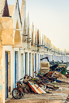 포토 JPG 해외이미지 산업 벽 건축양식 창문 하늘 아침 지붕 주택 사람없음 야외 건물 옆모습 도시 쓰레기 폐기물 저녁 창고 부식 수납 타운 구식 방법 옛날 줄서기 튀니지 소름 많음 시리즈 해외202004 해외포토 주간 건축물 건축 감정 뷰포인트 컨셉 모션 아프리카 야간 파일형식 이미지허브