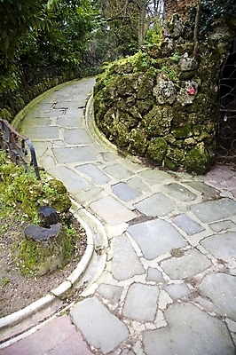 포토 JPG 해외이미지 나무 식물 공원 유럽 길 잎 겨울 곡선 포장 자연 거리 바닥 경사 사람없음 야외 초록색 정원 회색 바위 시골 도시 복도 보행로 스페인 관목 언덕 타운 내추럴 땅바닥 방법 옛날 해외202004 해외포토 계절 공공시설 나라 선 컬러 돌_바위 생태계 파일형식 이미지허브